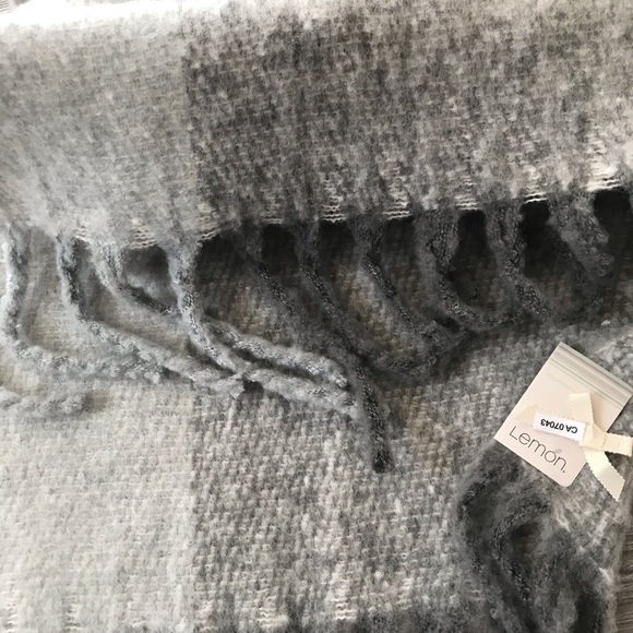 LEMON BRAND Super Soft Plush Charcoal Grey and Light Grey Winter Fall Scarf NWT - Picture 4 of 5